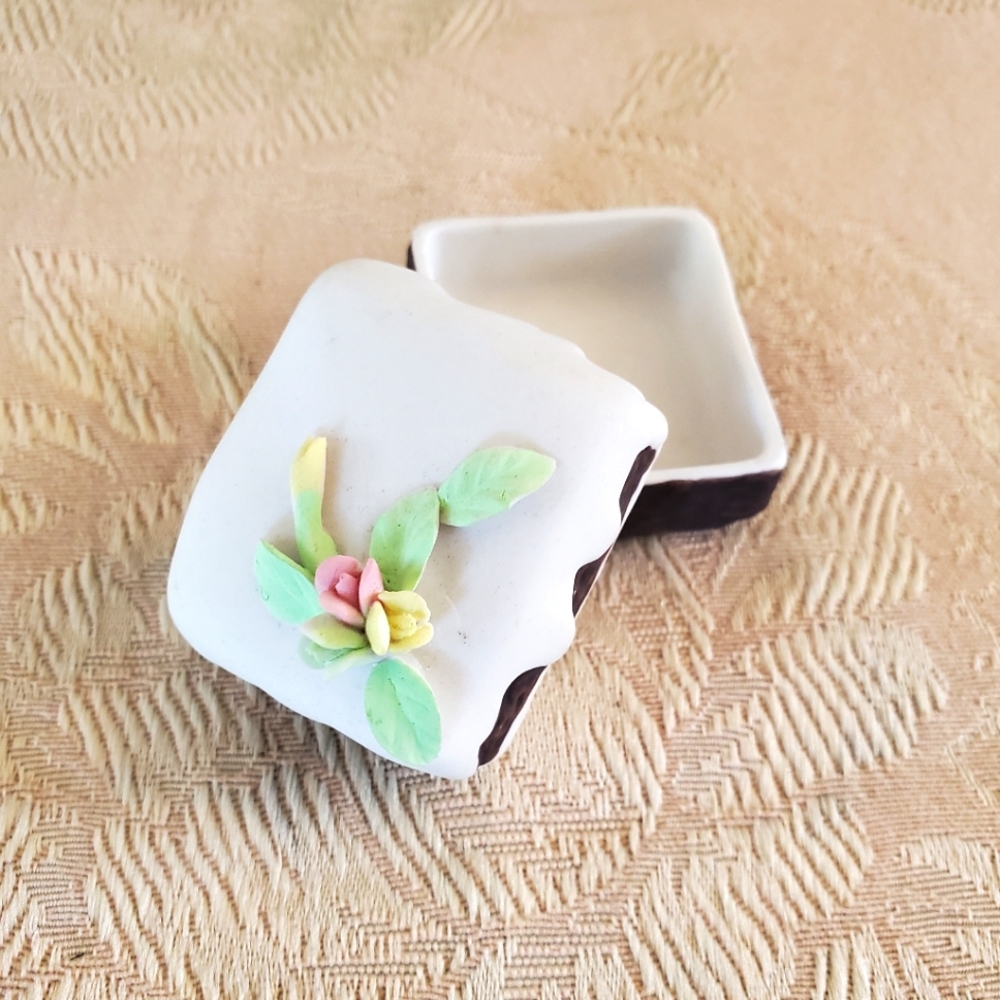 Katherine's Collection - NWOT - Porcelain Petit Four Trinket Box